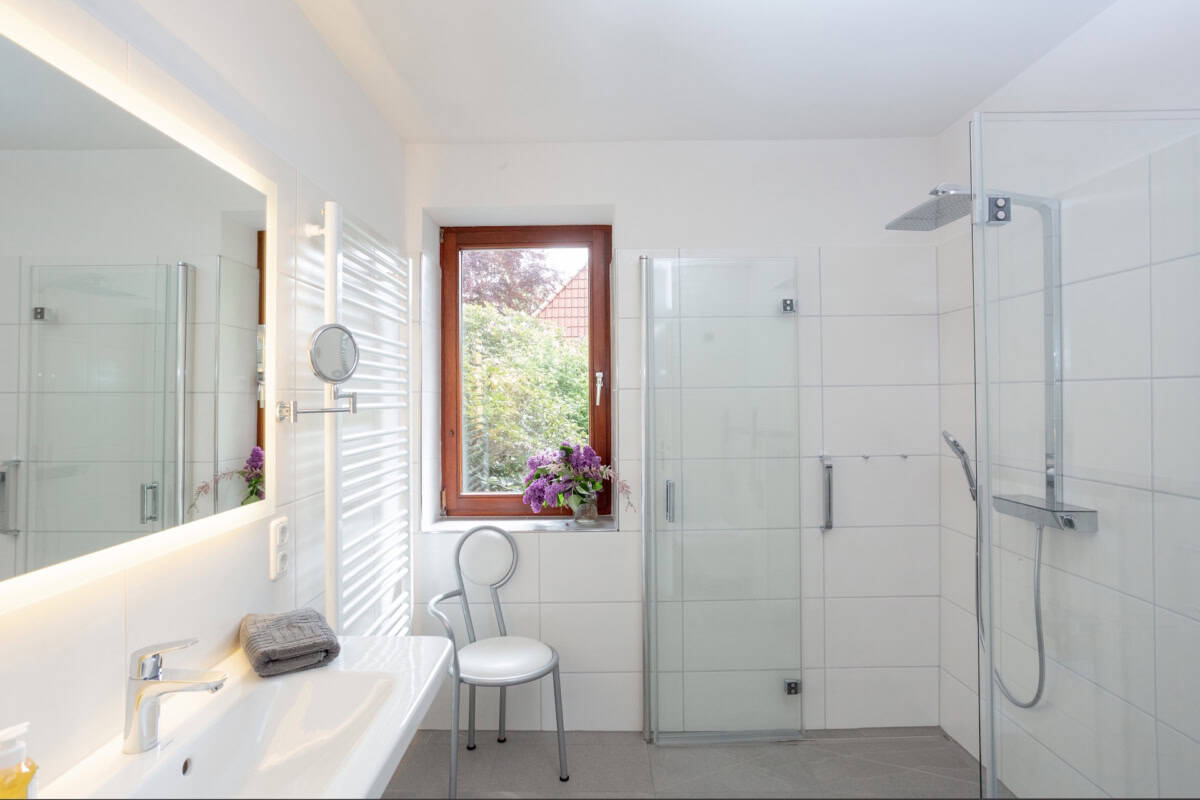 Bad mit Dusche der Ferienwohnung Emmy auf dem Ferienhof Drewes in Ollsen in der Lüneburger Heide