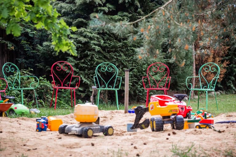 Baggern auf dem Sandspielplatz von Ferienhof Drewes