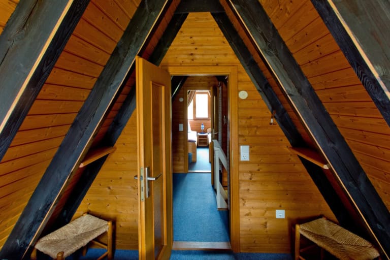 Gemütliche Plätze zum Schlafen Blick durch die Schlafzimmer in den Ferienhäusern auf Ferienhof Drewes