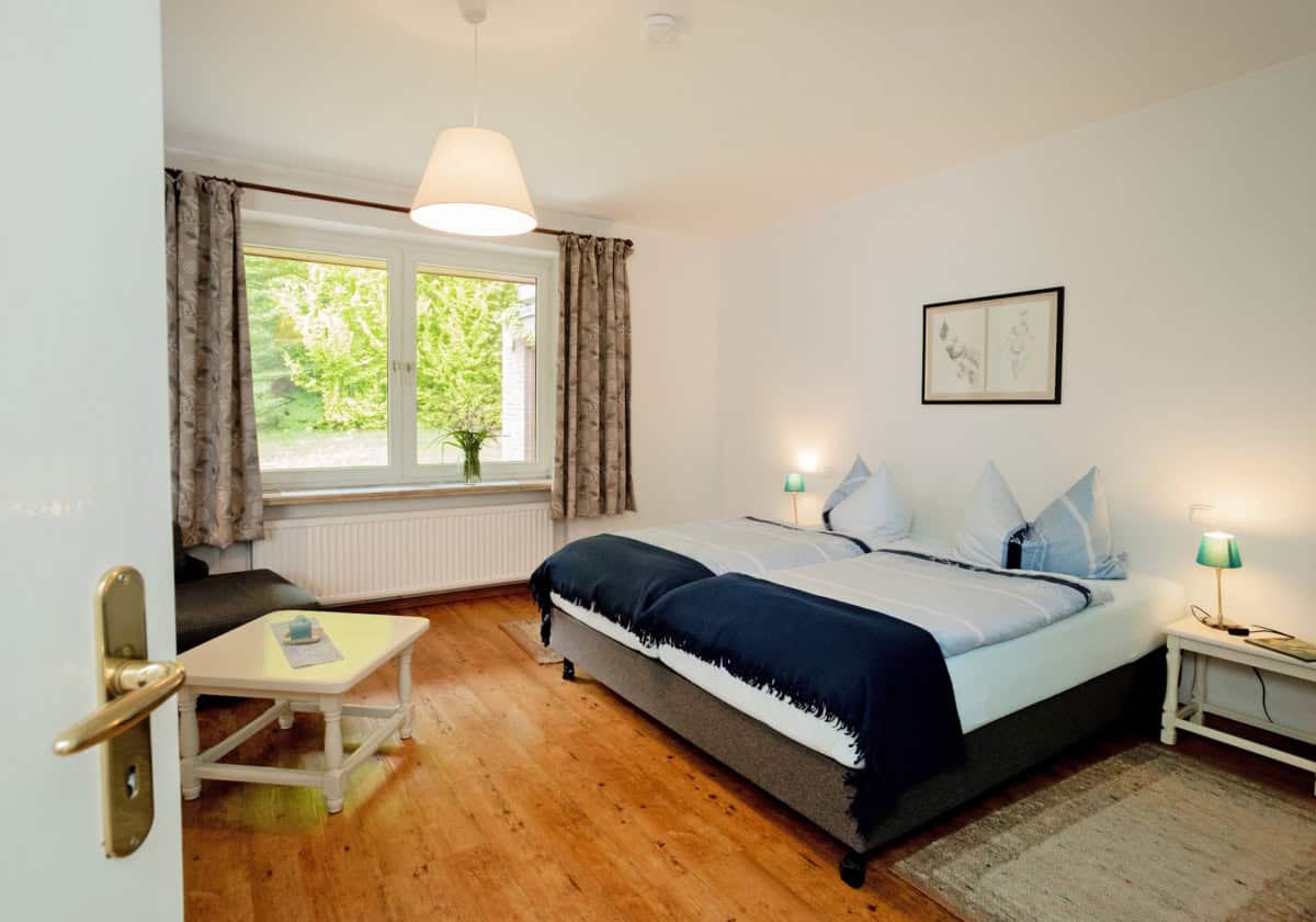 Boxspringbett im Schlafzimmer 1 der Ferienwohnung Emmy auf dem Ferienhof Drewes in Ollsen in der Lüneburger Heide