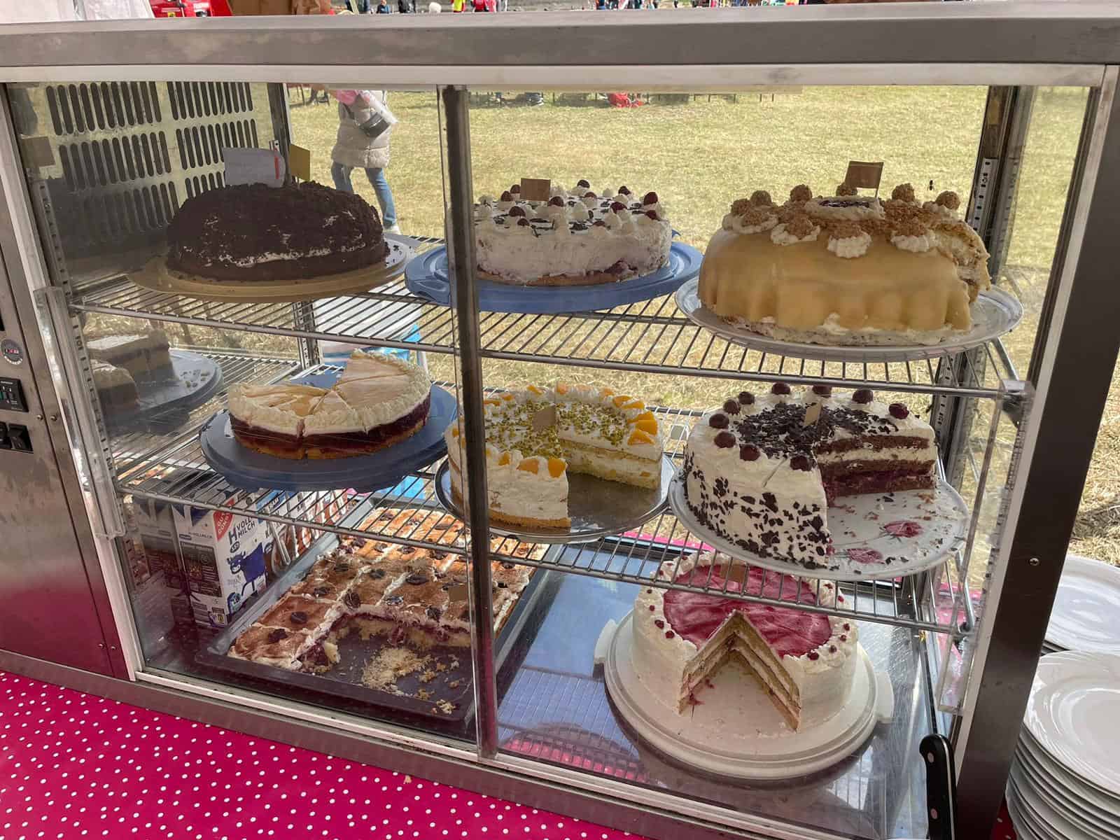 Für das leibliche Wohl ist gut gesorgt: Drachenfesttorten beim Heide-Drachenfest in Ollsen