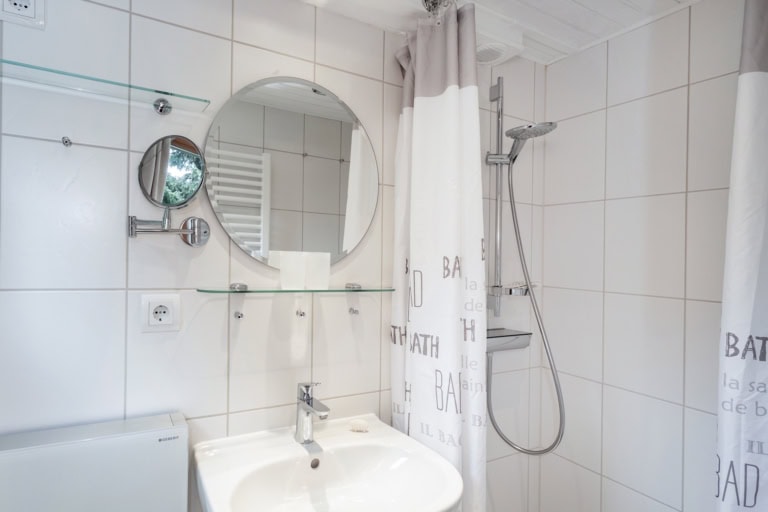 Sehr gut ausgestattetes Duschbad mit Tageslicht Duschbad mit Toilette, Föhn, Handspiegel mit Vergrößerung, Kosmetikspiegel, Ganzkörperspiegel auf Ferienhof Drewes