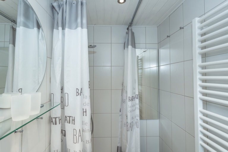 Sehr gut ausgestattetes Duschbad mit Tageslicht Duschbad mit Toilette, Föhn, Handspiegel mit Vergrößerung, Kosmetikspiegel, Ganzkörperspiegel in den Ferienhäusern auf Ferienhof Drewes