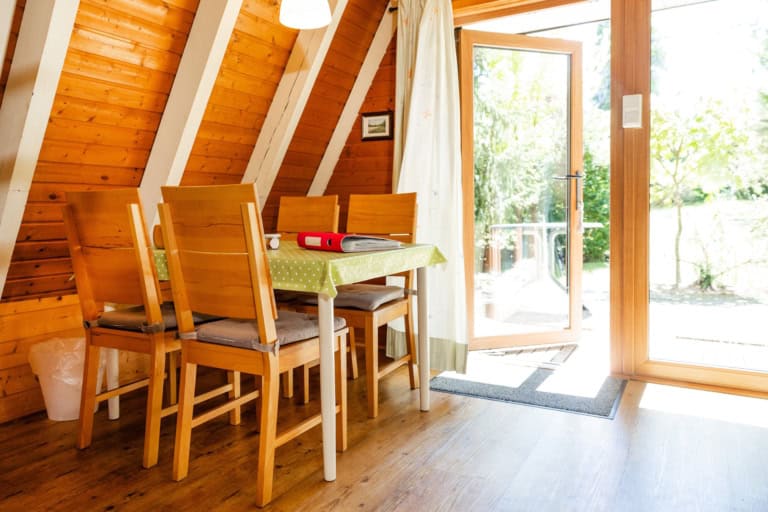 Die informative Gästemappe und ein "Bauernhofferien-Naschglas" mit veganem Fruchtgummi erwarten Sie bei der Anreise. Nehmen Sie die Mahlzeiten gemeinsam am Esstisch ein.