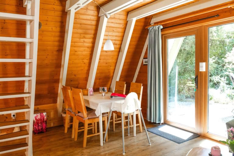 Platz für die ganze Familie, zum Essen oder Spielen Essplatz für 4 Personen, ein Hochstuhl kann ausgeliehen werden