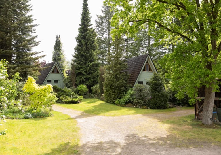 Ferienhäuser in ruhiger Lage im Grünen, mitten in der Natur Blick auf die Ferienhäuser 1 und 3 auf Ferienhof Drewes in Hanstedt-Ollsen