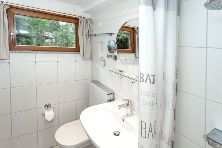 Sehr gut ausgestattetes Duschbad mit Tageslicht Ferienhäuser auf Ferienhof Drewes: Duschbad mit Toilette, Föhn, Handspiegel mit Vergrößerung, Kosmetikspiegel, Ganzkörperspiegel