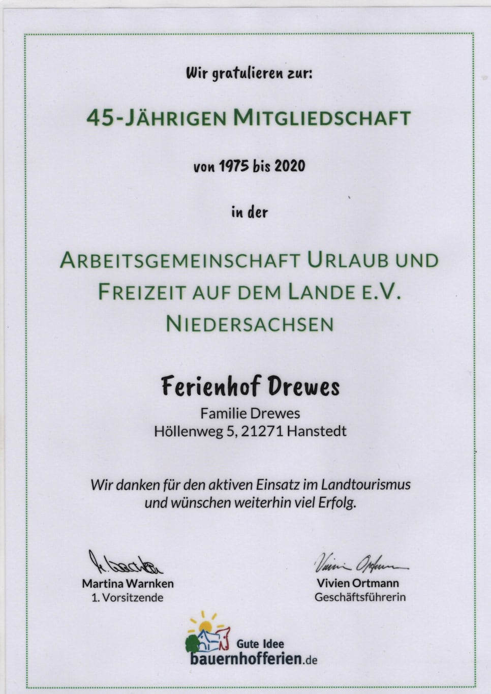 "Wir gratulieren zur: 45-jährigen Mitgliedschaft von 1975 bis 2020 in der Arbeitsgemeinschaft Urlaub und Freizeit auf dem Lande e.V. Niedersachsen - Ferienhof Drewes, Familie Drewes, Höllenweg 5, 21271 Hanstedt. Wir danken für den aktiven Einsatz im Landtourismus und wünschen weiterhin viel Erfolg."