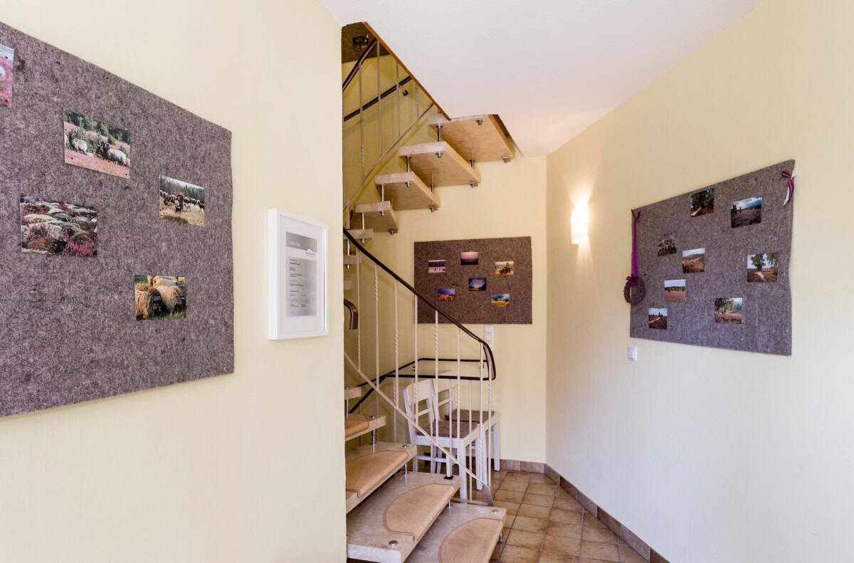 Flur mit Treppe zur Ferienwohnung Marie auf dem Ferienhof Drewes in Ollsen in der Lüneburger Heide