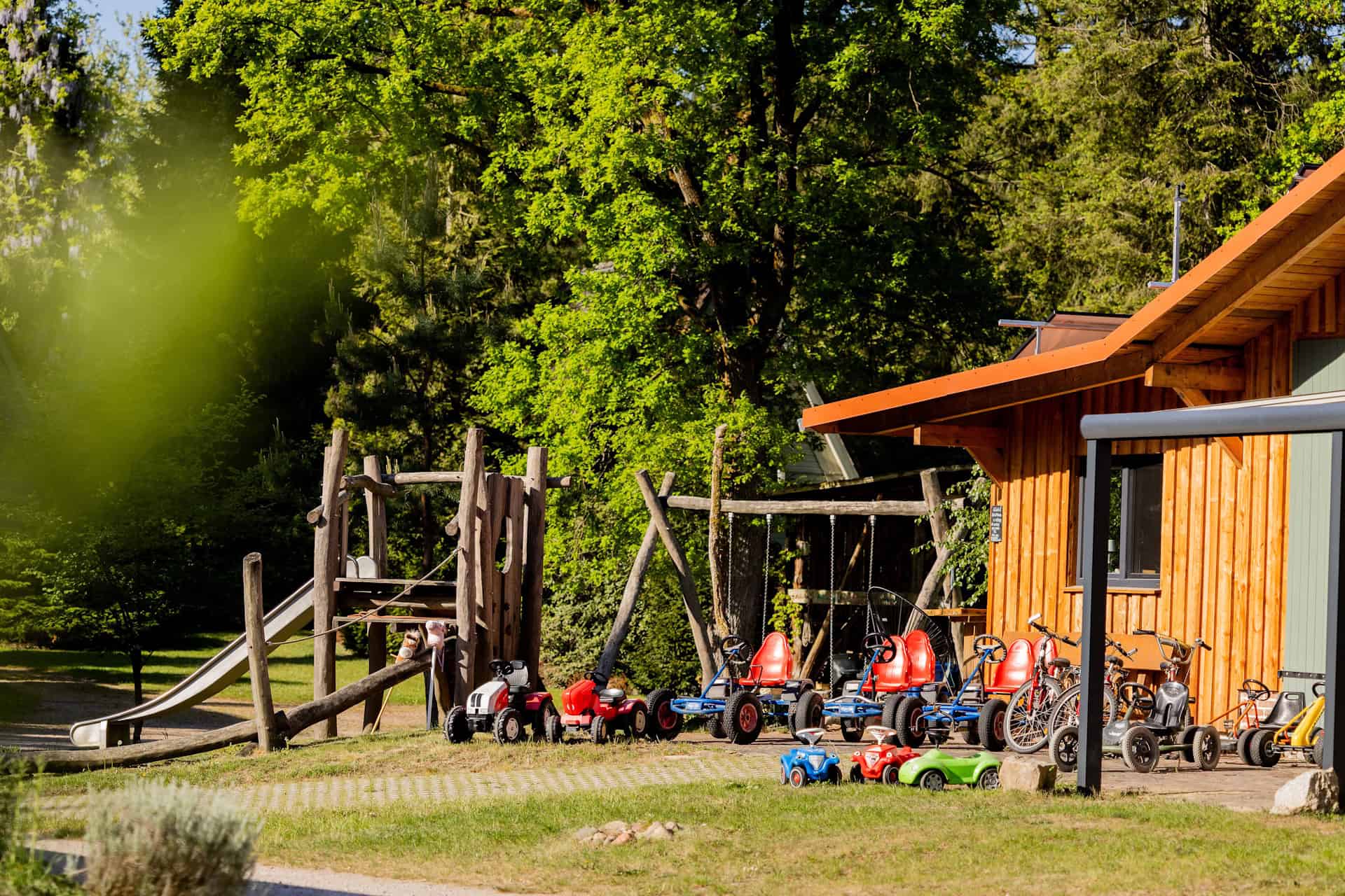 Kinderspielplatz und Fuhrpark für Kinder auf Ferienhof Drewes