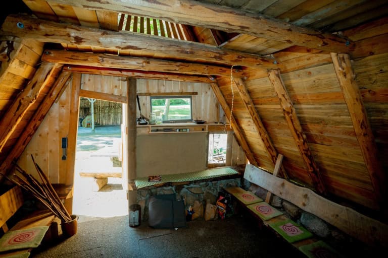 Im Inneren der Grillhütte auf Ferienhof Drewes in Ollsen/Lüneburger Heide