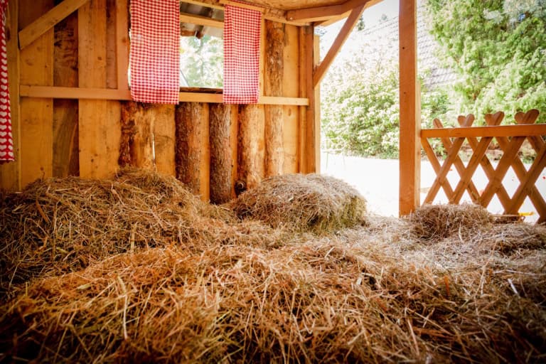 Toben im Heu im kleinen Häuschen auf dem Spielplatz von Ferienhof Drewes in Ollsen/Lüneburger Heide