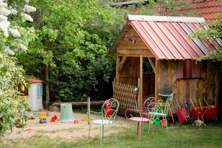 Wettergeschützte Heuhütte auf dem Spielplatz von Ferienhof Drewes in Ollsen/Lüneburger Heide
