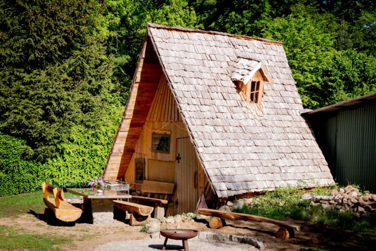 Auf dem Kinderspielplatz: Ein Hexenhaus regt die Fantasie an auf dem Ferienhof Drewes in Ollsen/Lüneburger Heide
