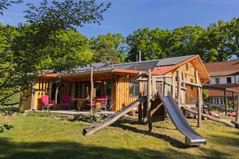 Zwei Photovoltaikanlagen sind in Betrieb mit 38 m² Sonnenkollektoren. Es gibt eine Wallbox. | Ferienhof Drewes