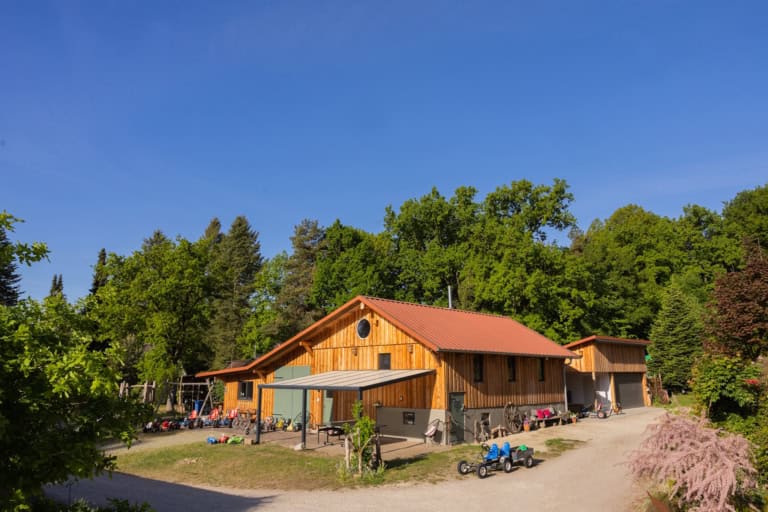 Die Holzvergaserheizung mit Pelletunterstützung in der Scheune erwärmt Warmwasser und versorgt alle Gebäude auf dem Ferienhof Drewes in Ollsen/Lüneburger Heide mit Heizungsenergie.