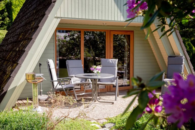 Ihr Platz zum Entspannen: Alle Ferienhäuser haben einen teilweise überdachten Freisitz direkt am Wohnraum mit Gartenmöbeln, Sonnenschirm und Grill auf dem Ferienhof Drewes in Ollsen/Lüneburger Heide