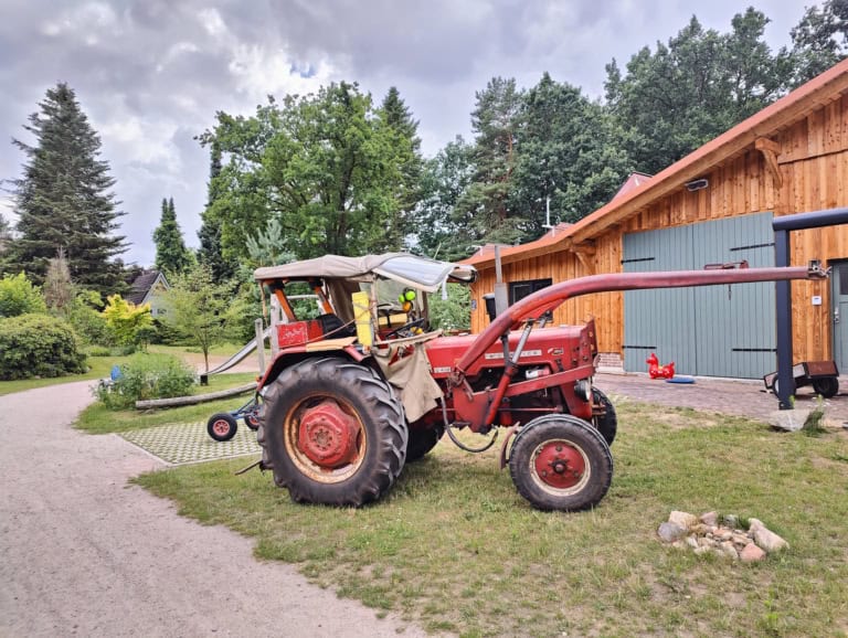 Der kleine rote Trecker au fdem Ferienhof Drewes in Ollsen/Lüneburger Heide