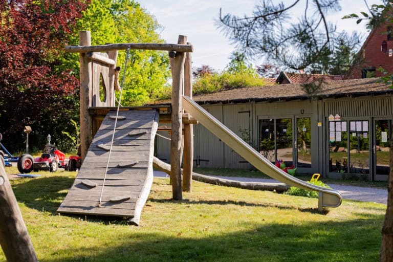 Kletterspaß auf dem Spielgerüst auf dem Ferienhof Drewes in Ollsen/Lüneburger Heide