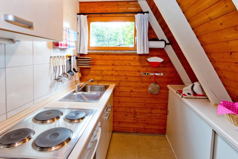 Kochen im Urlaub In allen Ferienhäusern: komplette Einbauküche, Kaffeemaschine, Wasserkocher, Toaster, Handrührgerät, 4-Feld-Herd mit Backofen, Kühlschrank mit Gefrierfach, auf Wunsch können Sie kostenlos eine Philips-Senseo-Kaffeemaschine ausleihen und auch einen Stabmixer