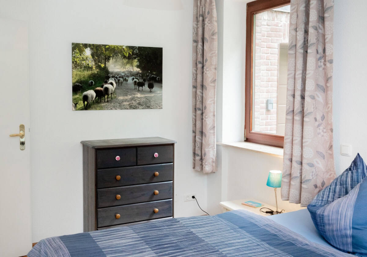 Kommode zur Aufbewahrung Ihres Gepäcks in der Ferienwohnung Emmy auf dem Ferienhof Drewes in Ollsen in der Lüneburger Heide