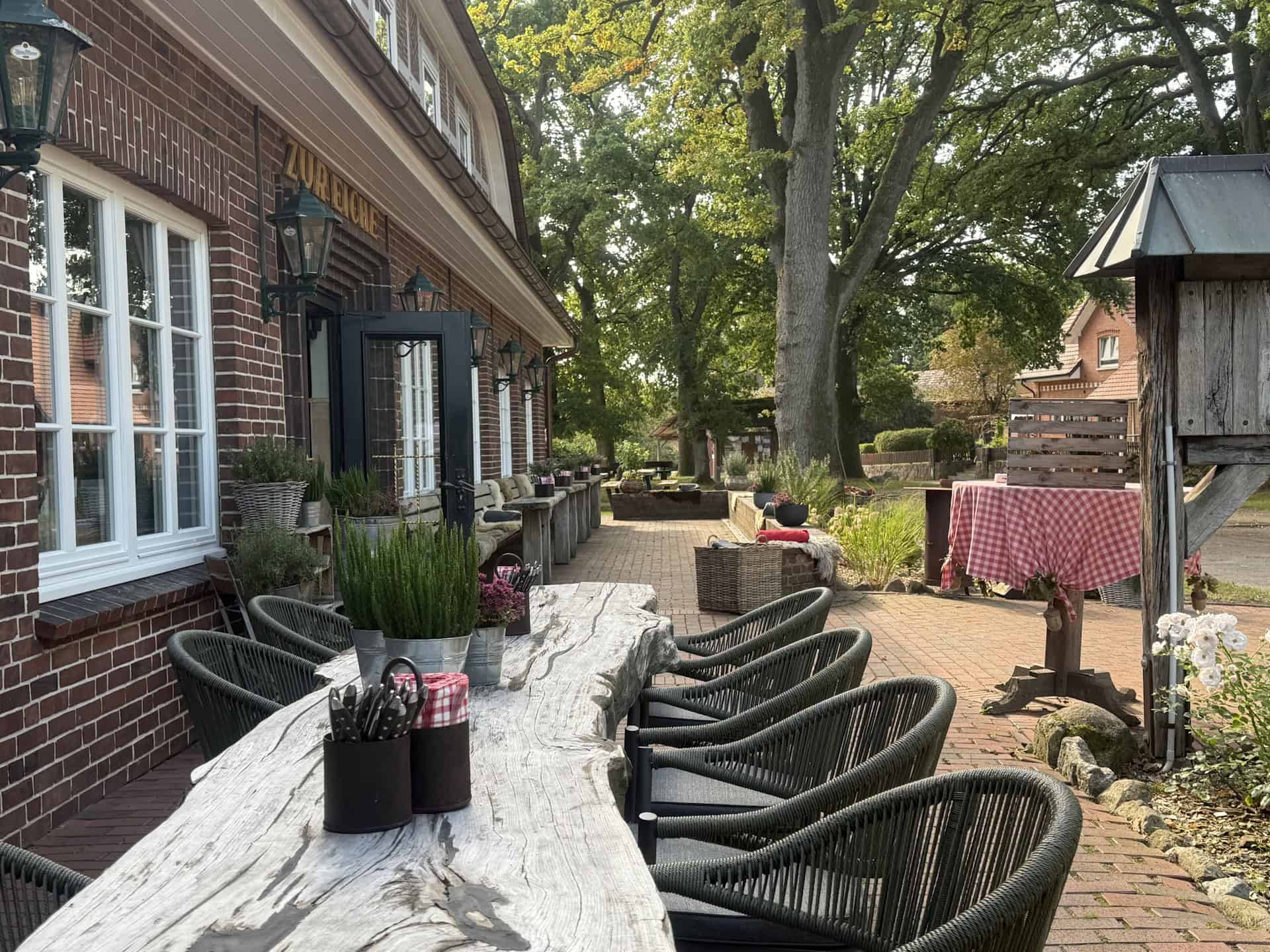 Gemütliche Plätze in der Sonne oder im Schatten - Landgasthof Zur Eiche in Ollsen