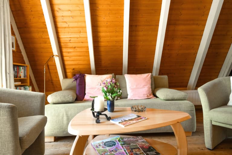 Lesezeit im Urlaub genießen Ein gemütliches Sofa und Sessel laden zum Verweilen ein in Ferienhaus 1, 2 und 3