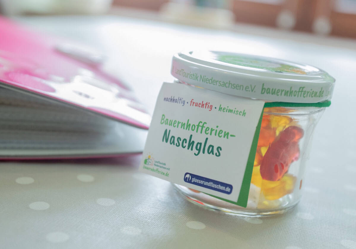 Bauernhofferien-Naschglas mit veganem Fruchtgummi zur Begrüßung