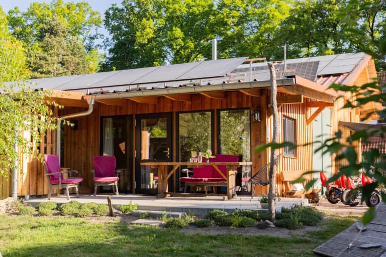 Pause auf der Verande vn Ferienhof Drewes in Ollsen, auf dem Dach sorgen Solarmodule für grünen Strom