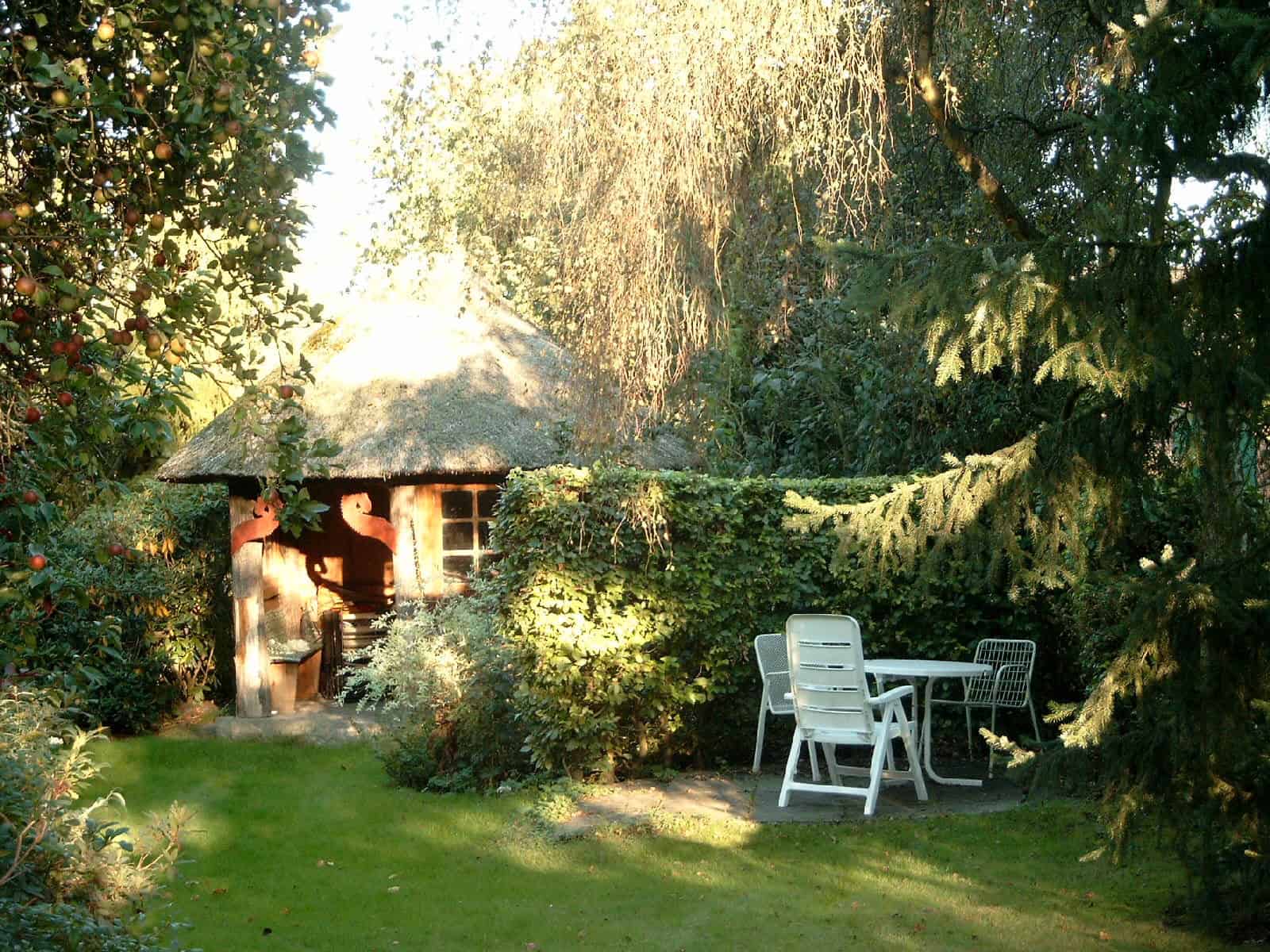 Ein schattiges Plätzchen in der Gartenlaube für die Gäste von Pension und Ferienwohnung Brockmann in Ollsen!