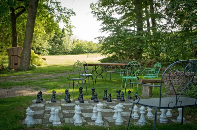 Schattige Plätze und ein Schachspiel auf dem Ferienhof Drewes in Ollsen/Lüneburger Heide