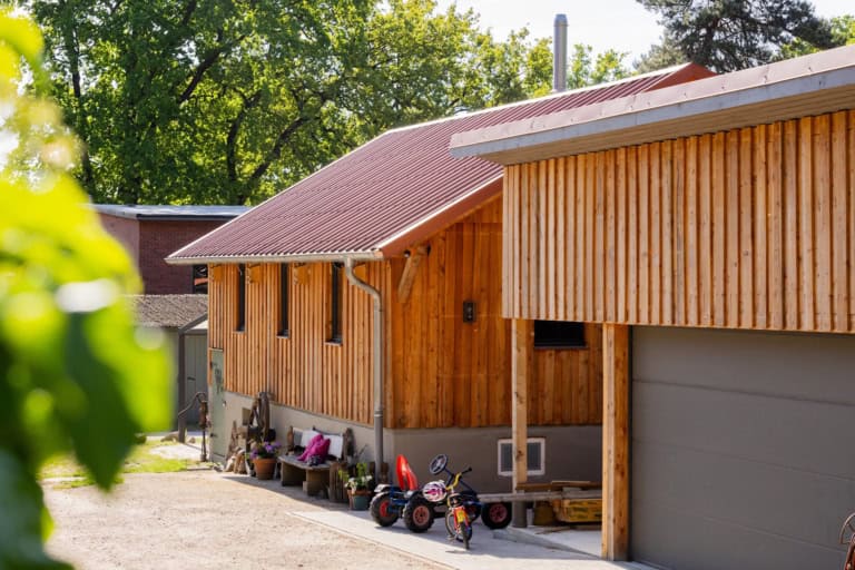 In der Scheune ist die Heizungsanlage untergebracht.