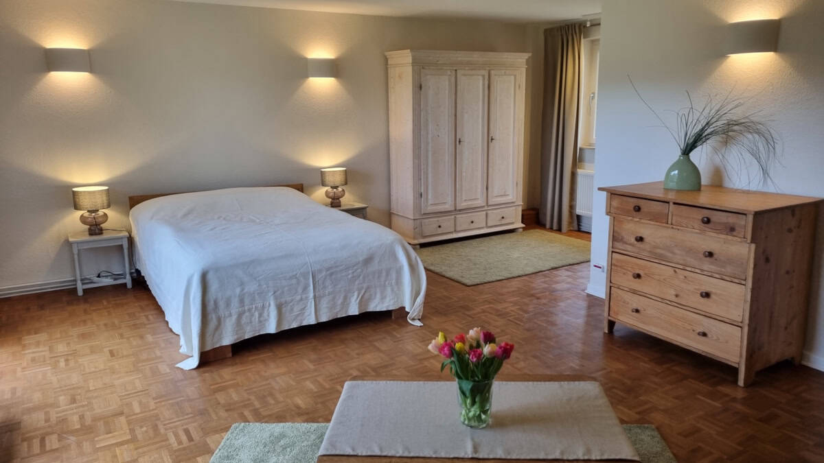 Doppelbett im Schlafzimmer des Ferienhauses Corinna Bisping in Ollsen in der Lüneburger Heide