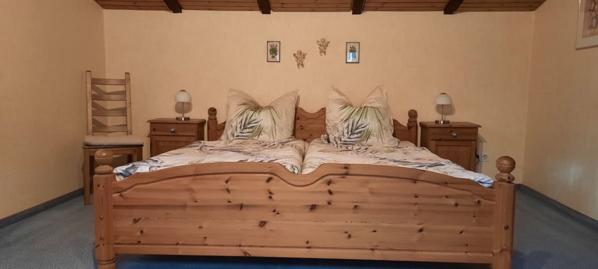 Schlafzimmer mit Doppelbett im Ferienhaus Ehrhorn in der Lüneburger Heide