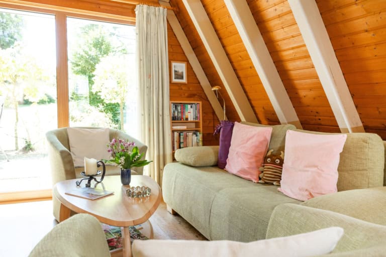 Viel Platz für die Familie und zum Ausruhen Sofalandschaft in den Ferienhäusern 1, 2 und 3 der Ferienhäuser auf Hof Drewes in der Lüneburger Heide