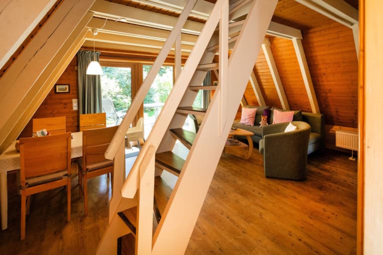 Nurdach-Ferienhäuser auf Ferienhof Drewes Über die Treppe gelangen Sie zu den Schlafräumen im Giebel.