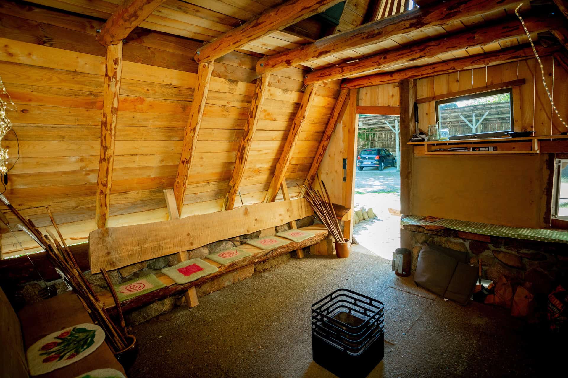 In der Grillhütte gibt es viel Platz zum gemeinschaftlichen Stockbrotbacken.