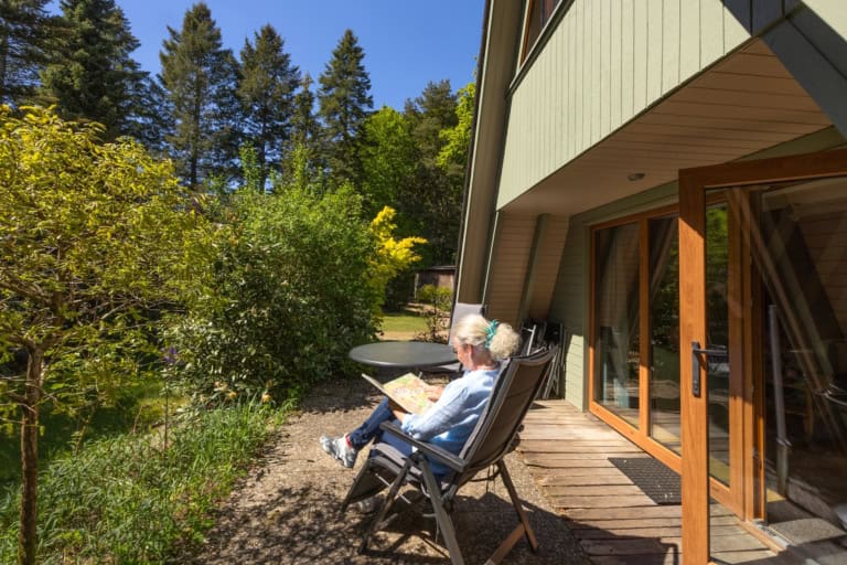 Genießen Sie die Sonnenstrahlen oder suchen Sie sich ein schattiges Plätzchen Terrasse von Ferienhaus 4 auf dem Ferienhof Drewes in Ollsen in der Lüneburger Heide