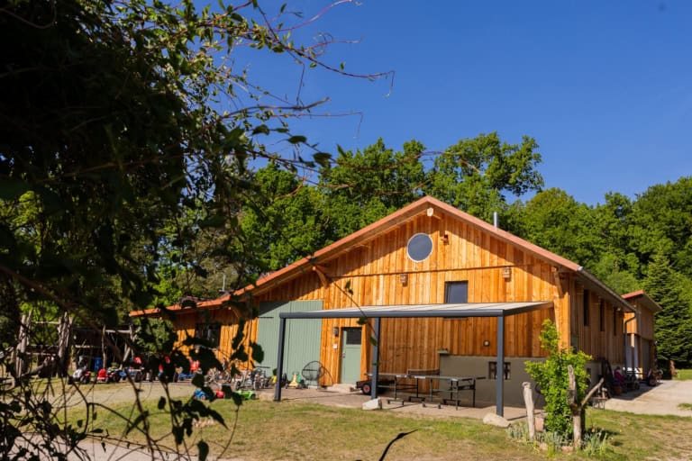 Wenn das Wetter mal nicht so gut ist: Überdachter Tischtennisplatz auf dem Ferienhof Drewes in Ollsen/Lüneburger Heide