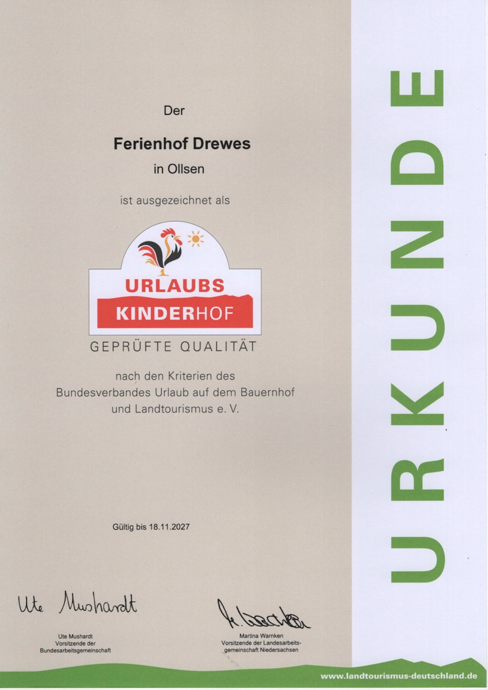 Urkunde: Der Ferienhof Drewes in Ollsen ist ausgezeichnet als UrlaubsKinderhof geprüfte Qualität nach den Kriterien des Bundesverbandes Urlaub auf dem Bauernhof und Landtourismus e.V. - gültig bis 18.11.2027