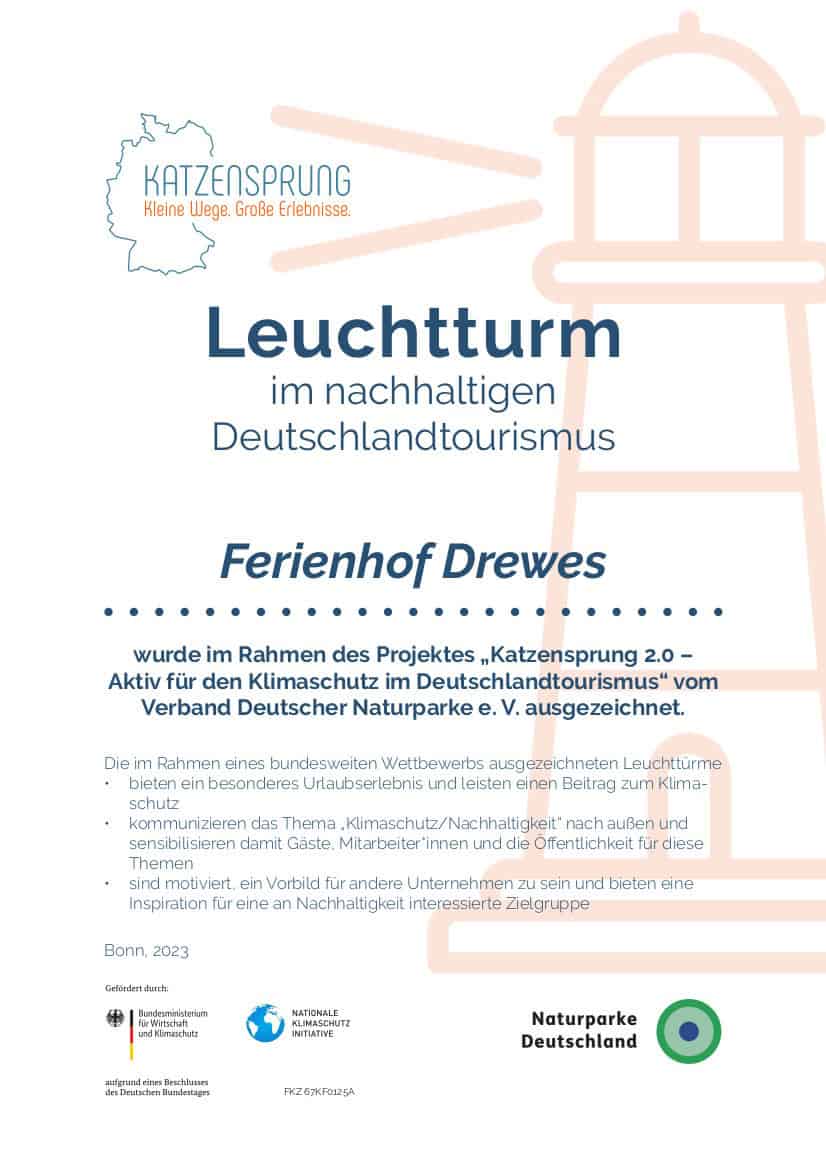 "Leuchtturm im nachhaltigen Deutschlandtourismus": Ferienhof Drewes wurde im Rahmen des Projektes "Katzensprung 2.0 - Aktiv für den Klimaschutz im Deutschlandtourismus" im Jahr 2023 vom Verband Deutscher Naturparke e.V. ausgezeichnet.