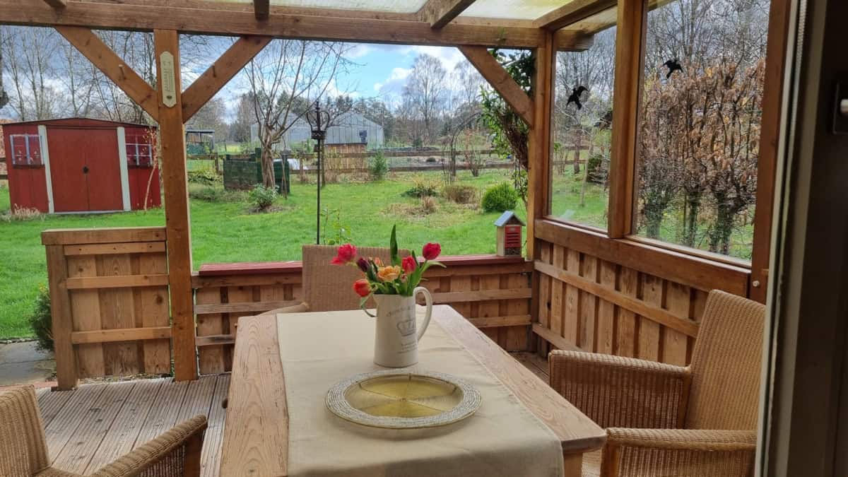 Helle Veranda mit Gartenmöbeln des Ferienhauses Corinna Bisping in Ollsen in der Lüneburger Heide