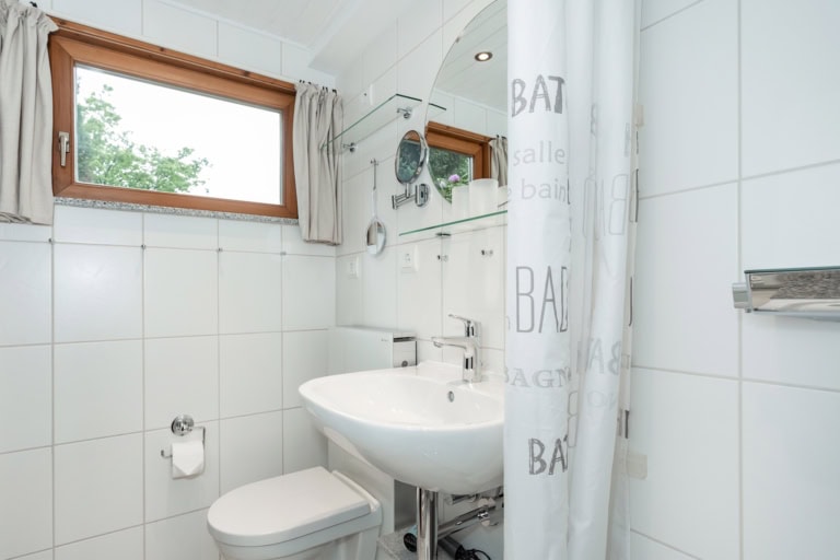 Sehr gut ausgestattetes Duschbad mit Tageslicht Innenansicht des Duschbades mit Waschbecken und WC