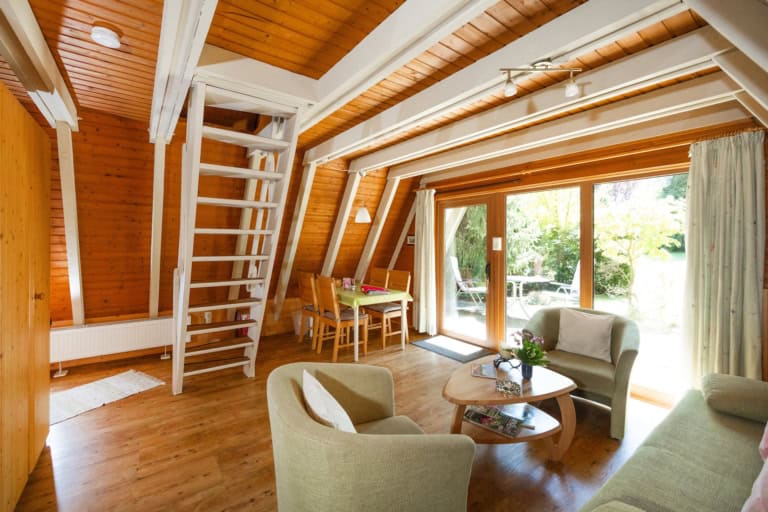 Platz für vier Personen und schöner Blick in Grüne und auf die sonnige Terrasse Ideal für Familien- und Landurlaub: Innenansicht der Ferienhäuser auf dem Ferienhof Drewes in Ollsen/Lüneburger Heide