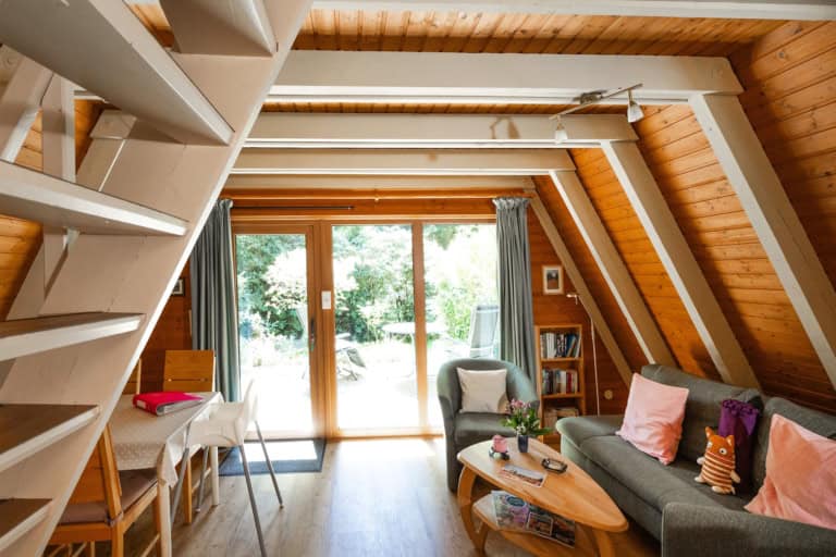 Urlaub in der Lüneburger Heide Wohnraum der Ferienhäuser mit Blick nach draußen ins Grüne | Ferienhäuser Hof Drewes Ollsen