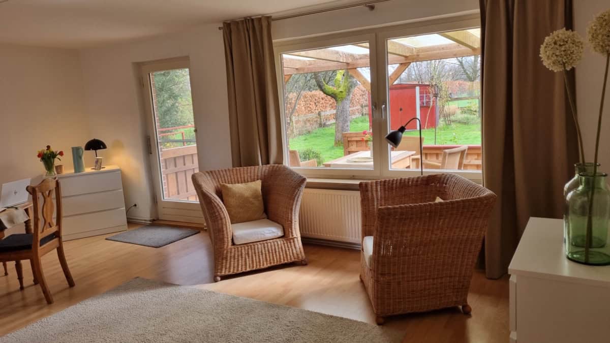 Gemütliches Wohnzimmer mit bequemem Sofa und Sesseln im Ferienhaus Corinna Bisping in Ollsen in der Lüneburger Heide